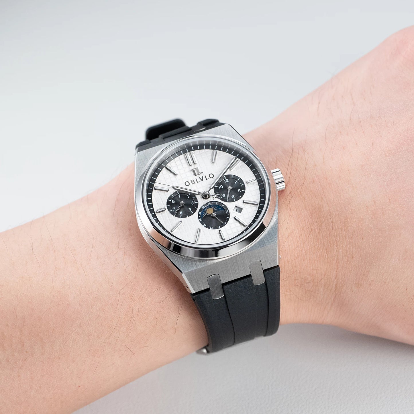 Elevate your wristwear with the OBLVLO Luxury Mechanical Watch, crafted for those who appreciate precision and sophistication.